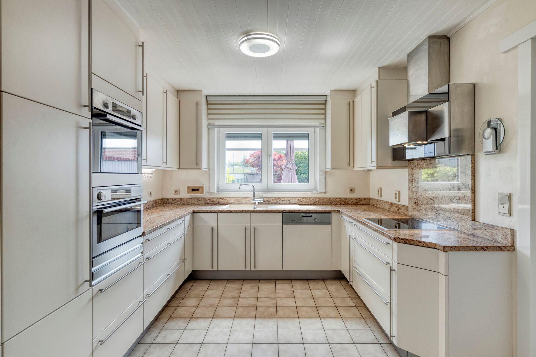 Rustig gelegen woning met 2 garages foto 6