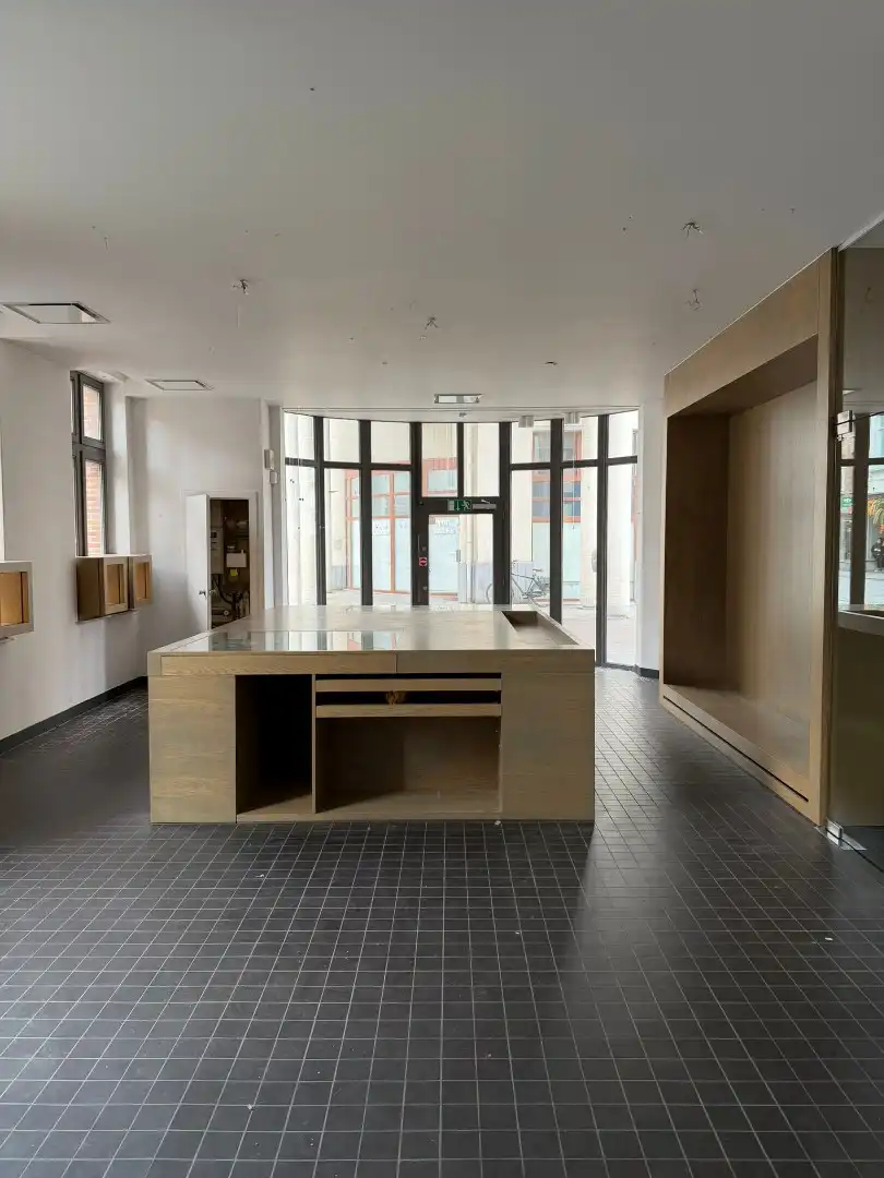 Uiterst goed gelegen winkelruimte met berging in toeristische Katelijnestraat in Brugge centrum! foto 3