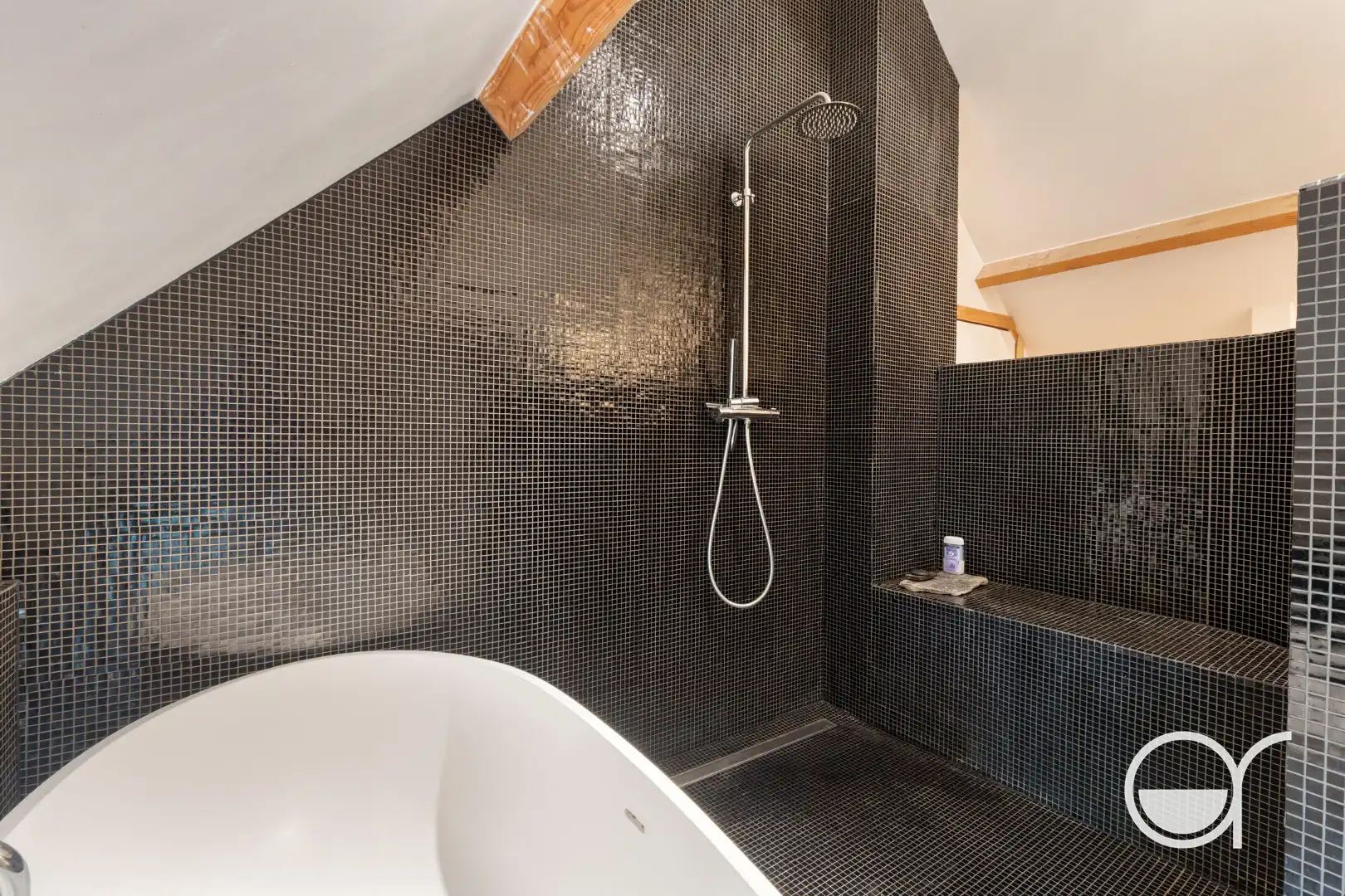 Karaktervolle, volledig gerenoveerde woning met oog voor detail en kwaliteit foto 19