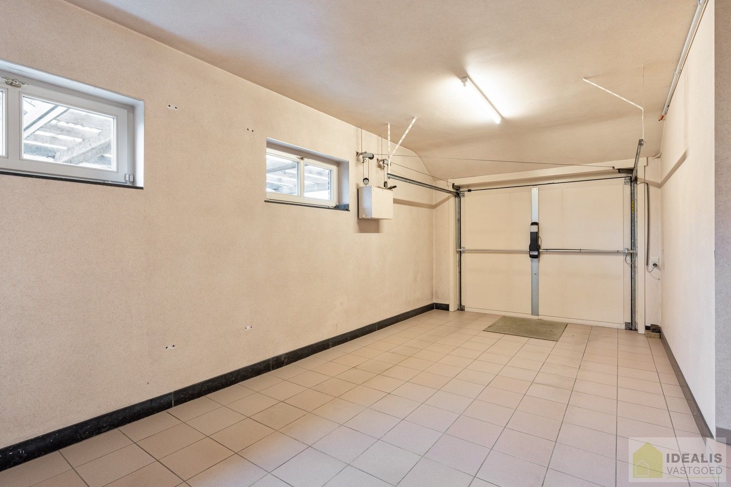 RUIME, INSTAPKLARE EN ENERGETISCH AANGEPASTE WONING VOORZIEN VAN 15 ZONNEPANELEN EN ZONNEBOILER. RIANTE WOONKAMER, KNAPPE KEUKEN, APART BUREEL, APARTE HOBBYRUIMTE, FIJNE WASPLAATS, 4 SLAAPKAMERS, 2 BADKAMERS EN INPANDIGE GARAGE! foto 31