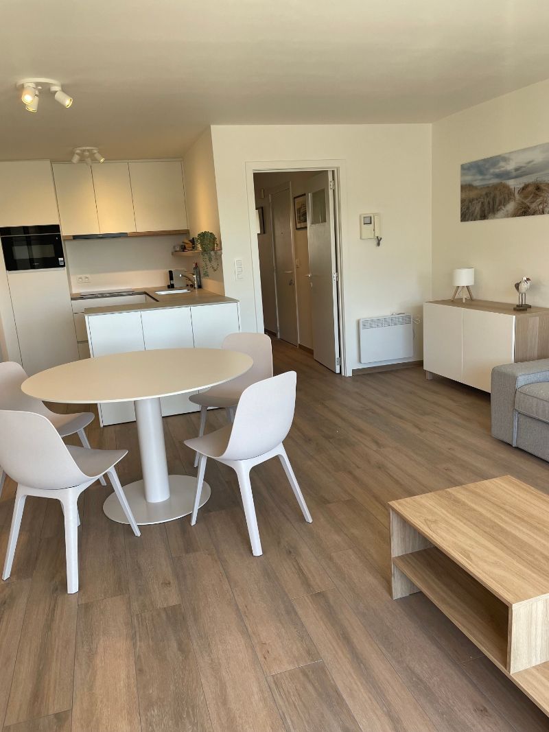 Vlakbij zee gelegen gemeubeld appartement met centrale ligging! foto 2