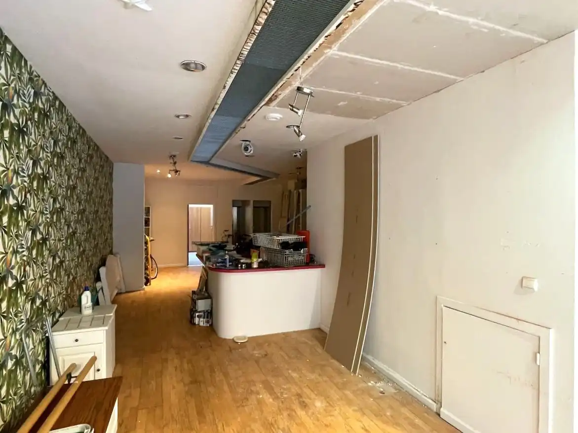 Handelsruimte met ruim, bovenliggend duplex-appartement op toplocatie in Blankenberge foto 2