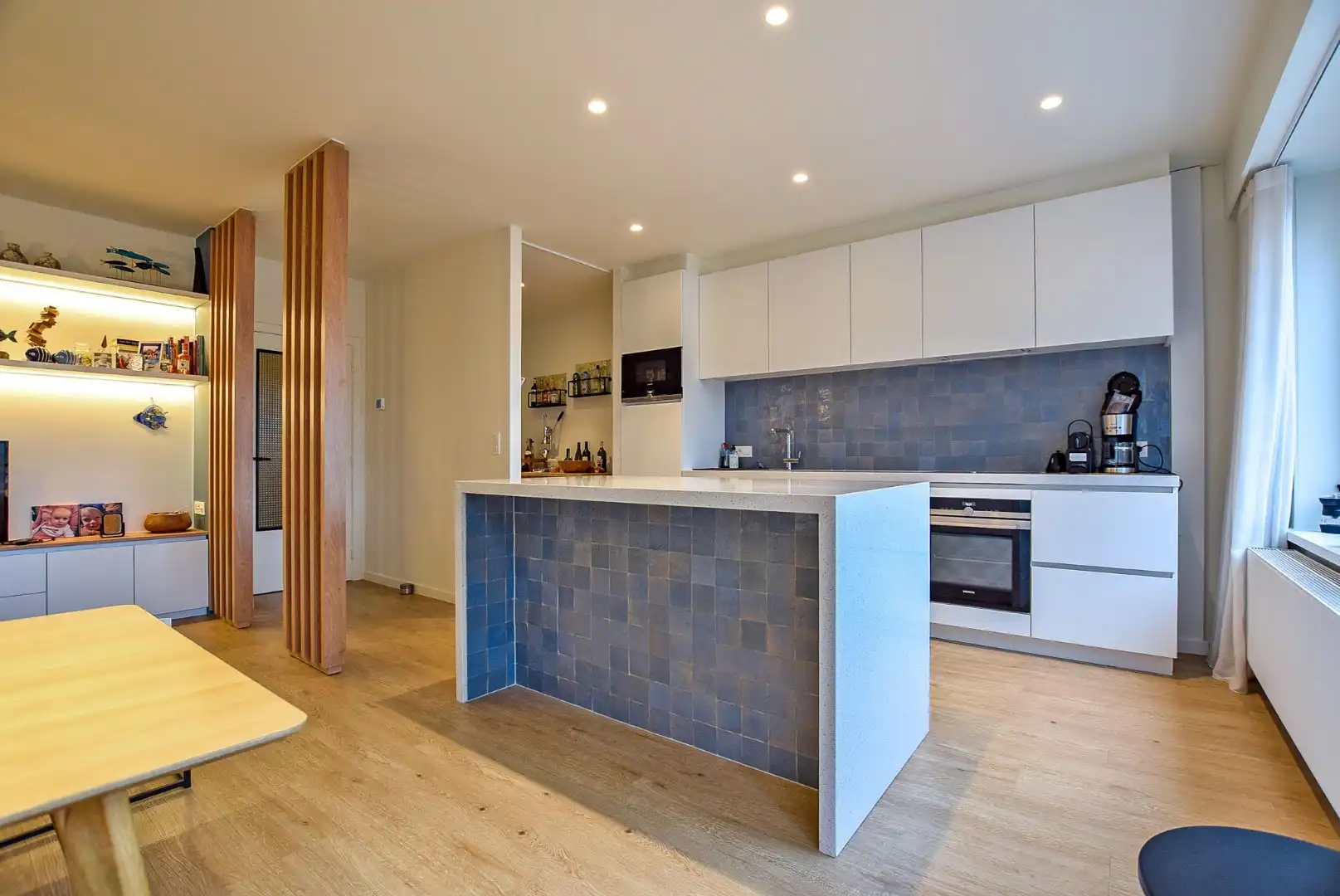 Gerenoveerd en gemeubeld 2-slaapkamerappartement gelegen in de winkelstraat van Nieuwpoort-Bad. foto 2