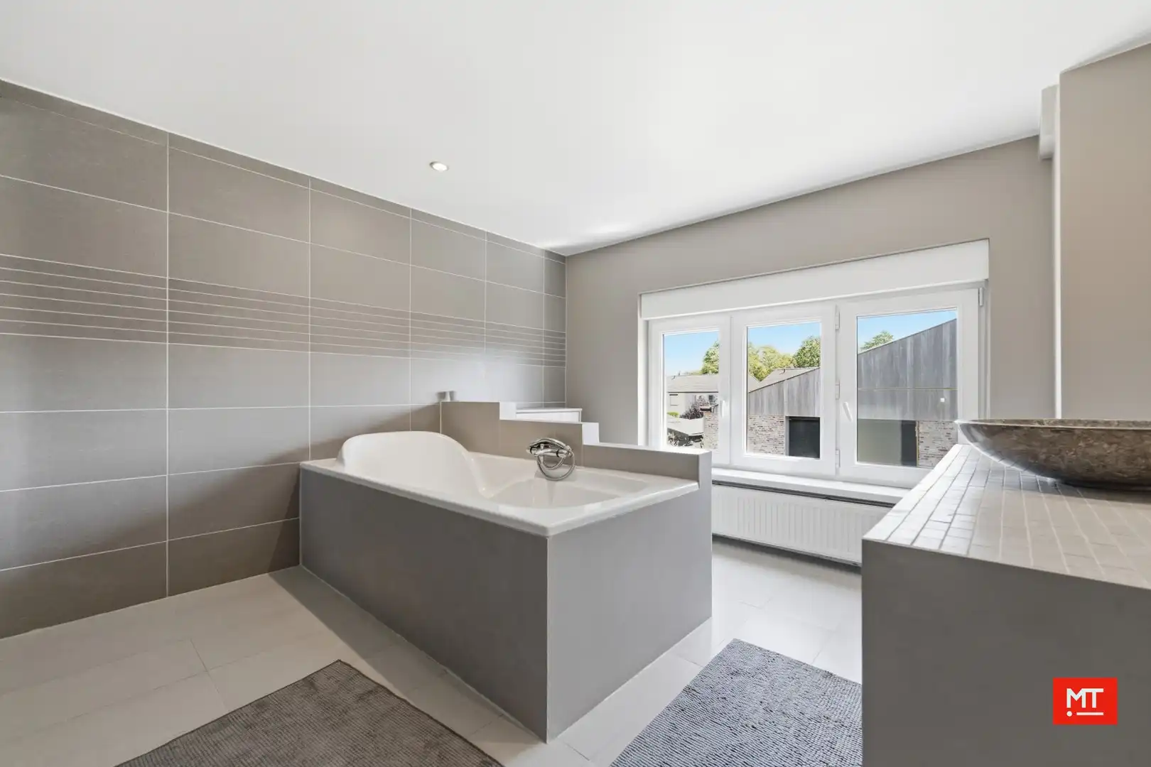 Ruime, instapklare woning met loods in het centrum van Wervik foto 19
