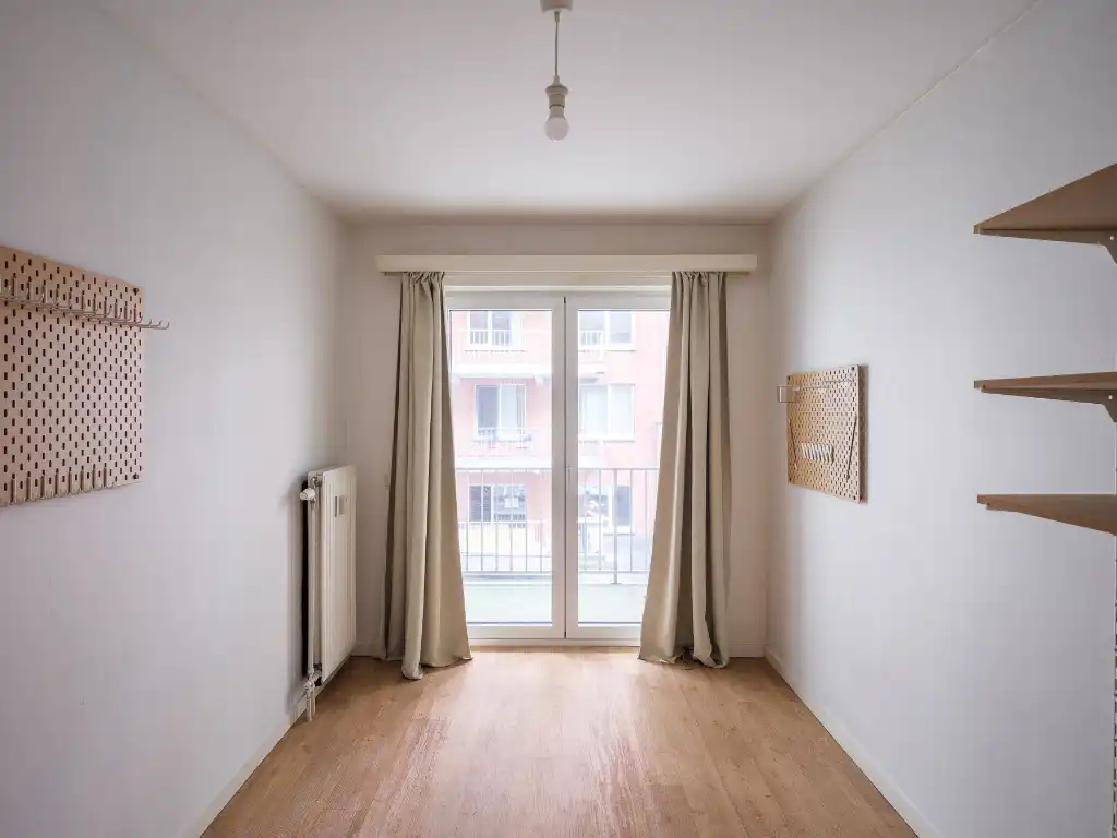 Regio Gent Zuid - Lichtrijk, op te frissen drieslaapkamer-appartement gelegen in een zijstraat van de muinkkaai met zicht op het water. foto 14