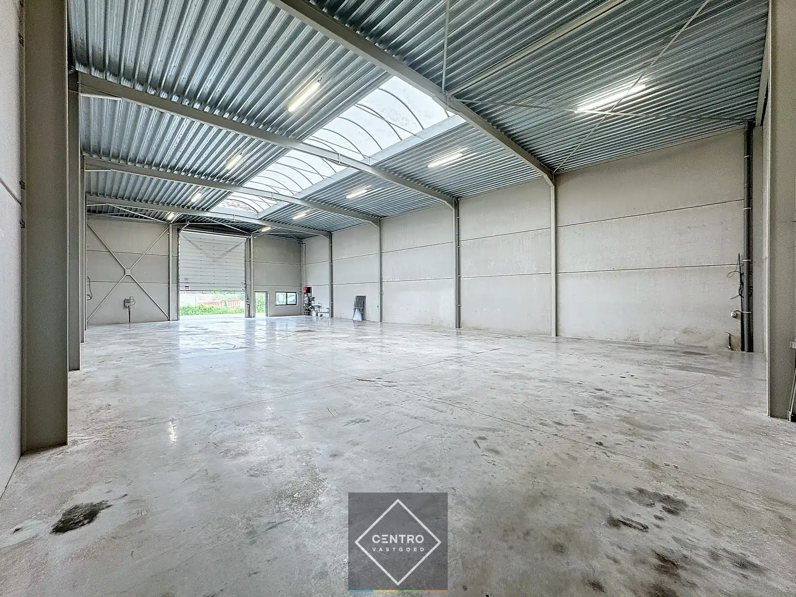 NB MAGAZIJN / OPSLAGRUIMTE (410m2) met volledige overspanning en hoge sectionaalpoort te huur op ambachtelijke zone te Maldegem (vlakbij Brugge en Knokke-Heist). foto 5