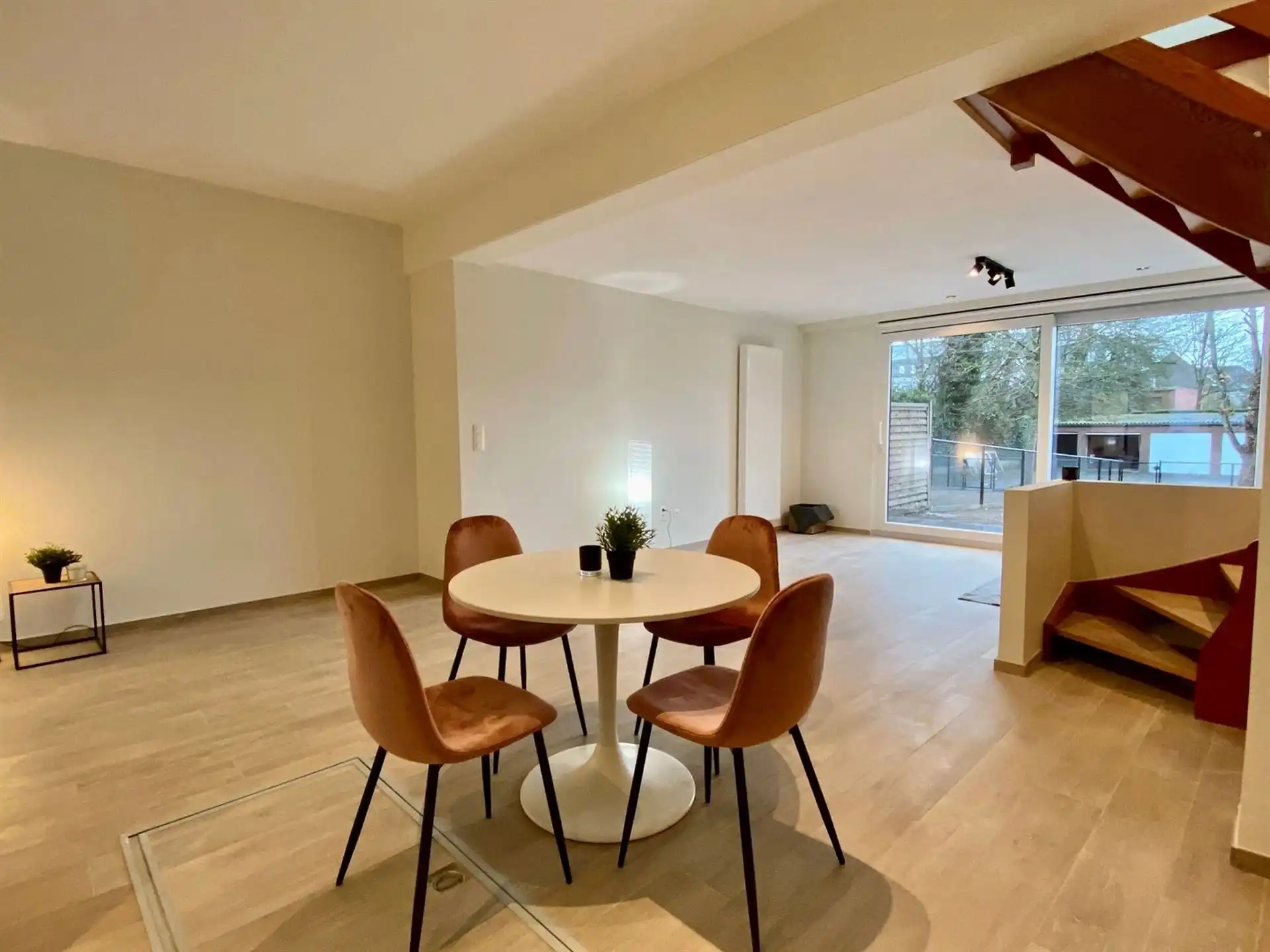 Ruime pal in het centrum gelegen woning met 4 slk, tuin en zonnepanelen! foto 3