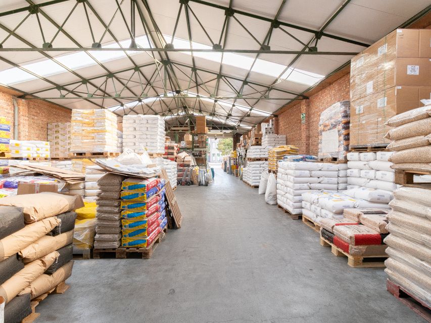 Magazijn met achterliggende grond nabij het dorpscentrum foto 4