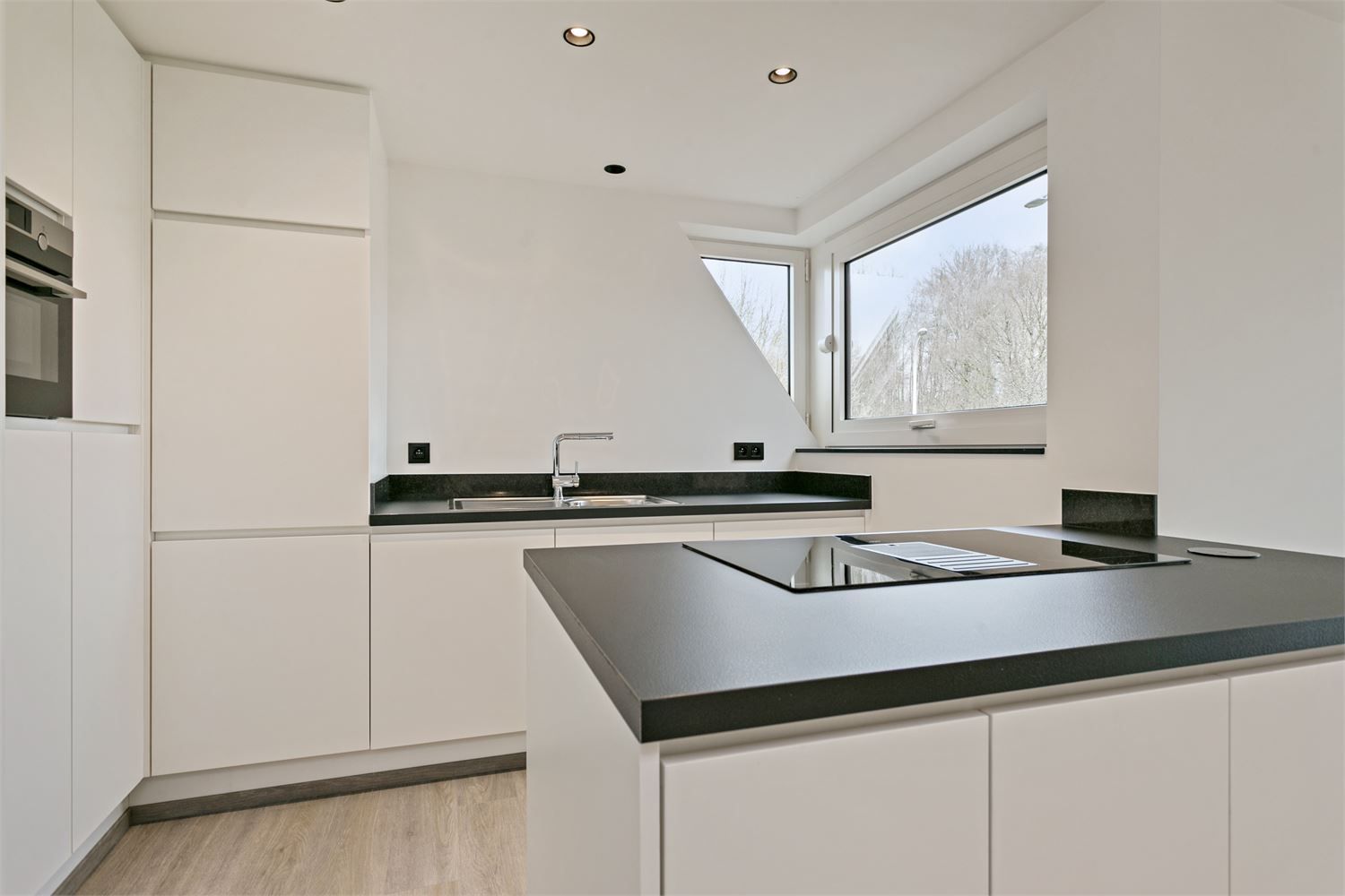 LUXUEUS APPARTEMENT MET 2 SLPKS TE DIEST! foto 7