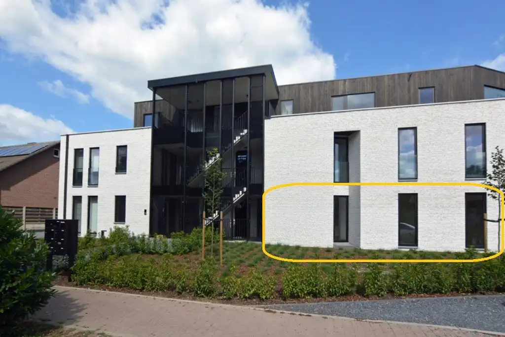 Gelijkvloers nieuwbouwappartement 124 m² met 2 slpk, tuintje en 2 autostandplaatsen. foto {{pictureIndex}}
