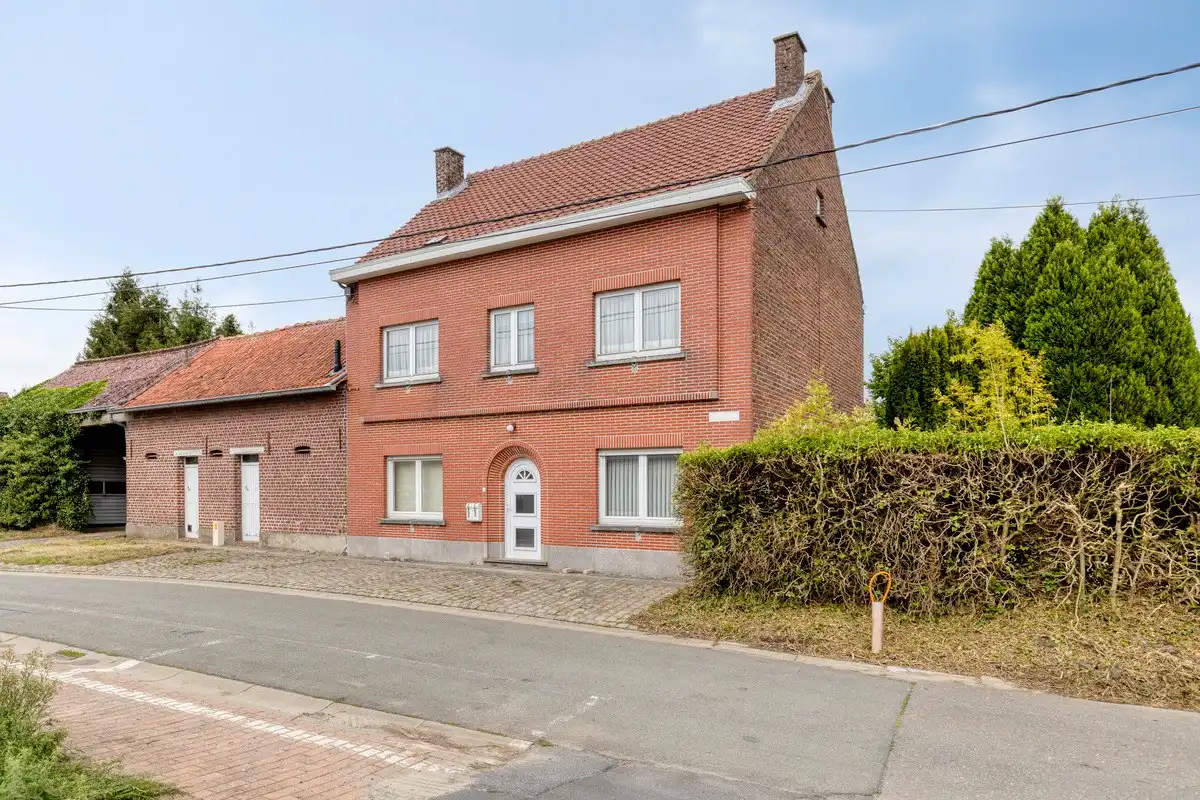 Hoofdfoto van de publicatie: Ruime woning met veel potentieel op perceel van bijna 18 are