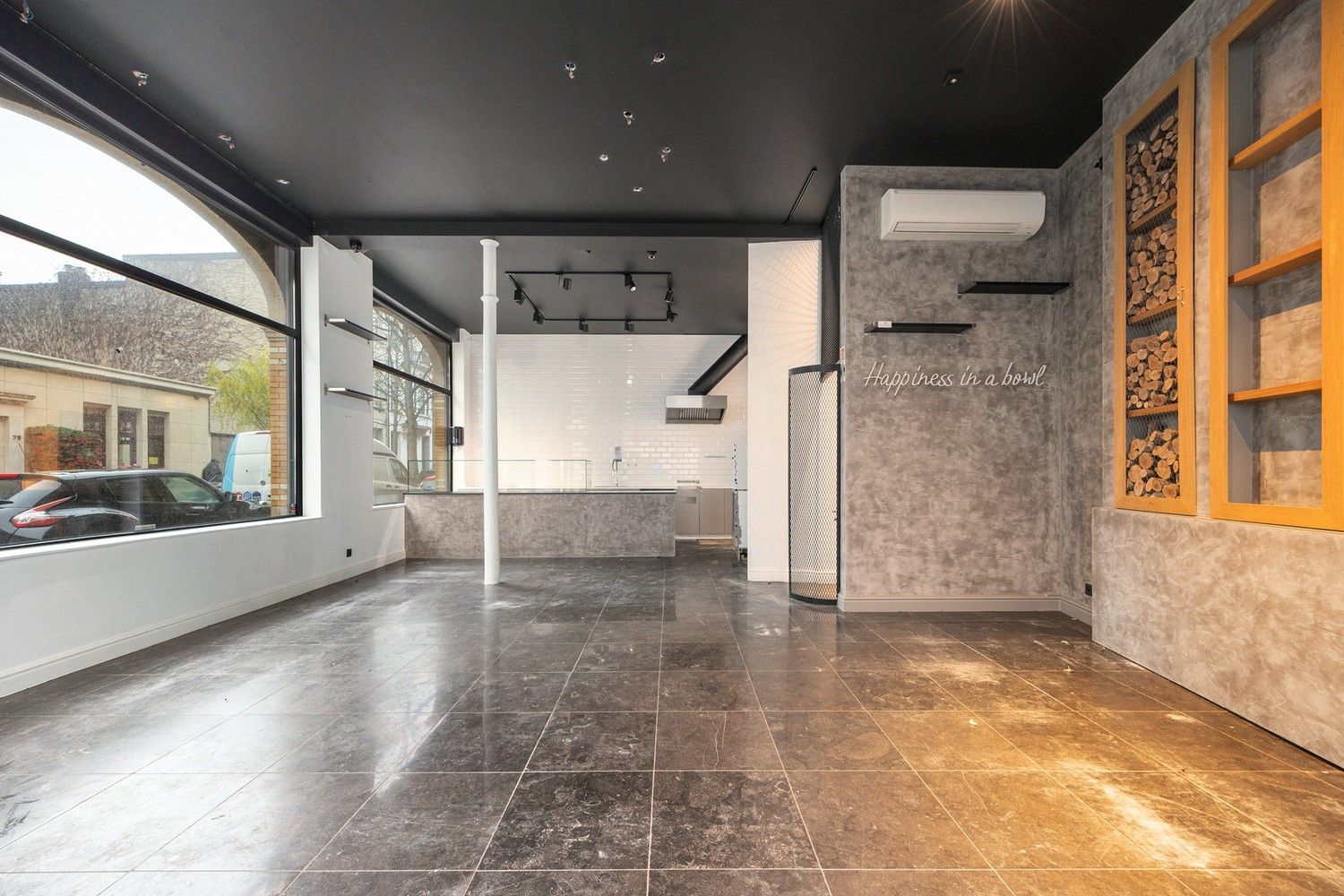 Handelsgelijkvloers te huur op uitstekende hoeklocatie foto 3