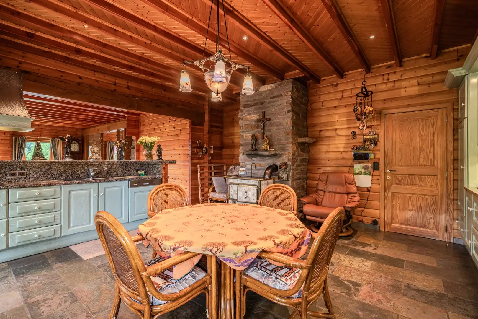 Ruime villa met mooie tuin foto 8