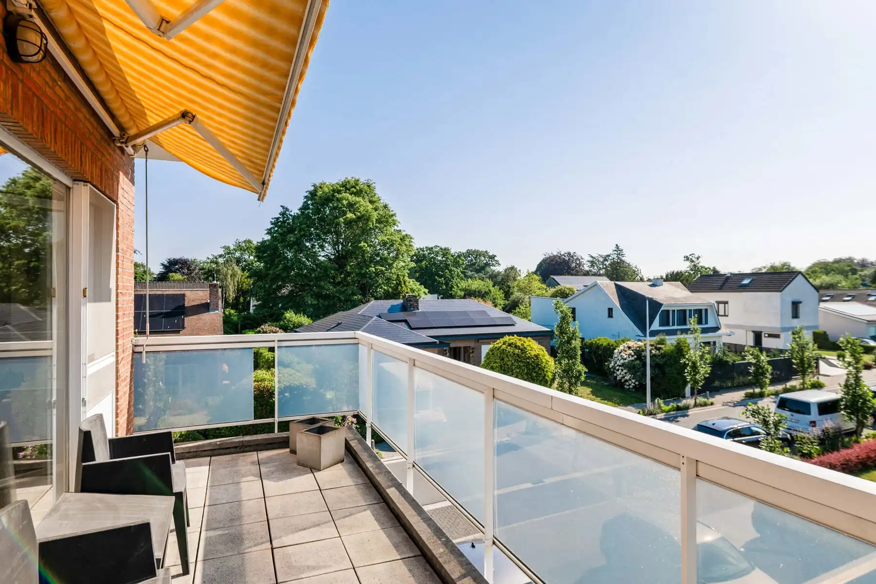 Lichtrijk appartement met garagebox en voorliggende oprit foto 9