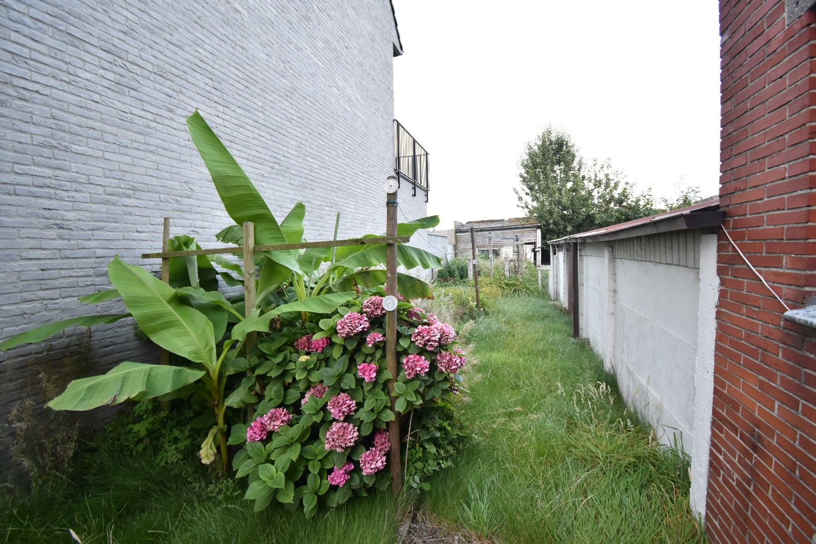 Halfopen bebouwing met garage en tuin. foto 28