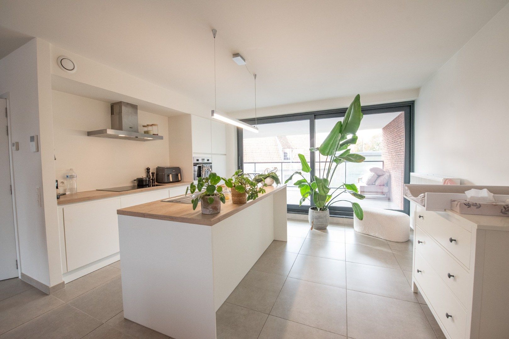 Topper! Ruim 3 gevel-appartement van 118 m² met ruim terras van 21,5 m² en parkeerplaats te Sint-Eloois-Vijve foto 4