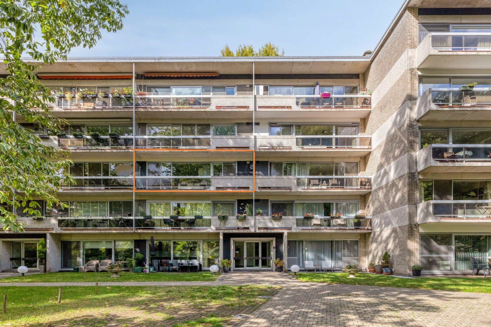 Riant 2-slp appartement met kelder en autostnplts foto {{pictureIndex}}