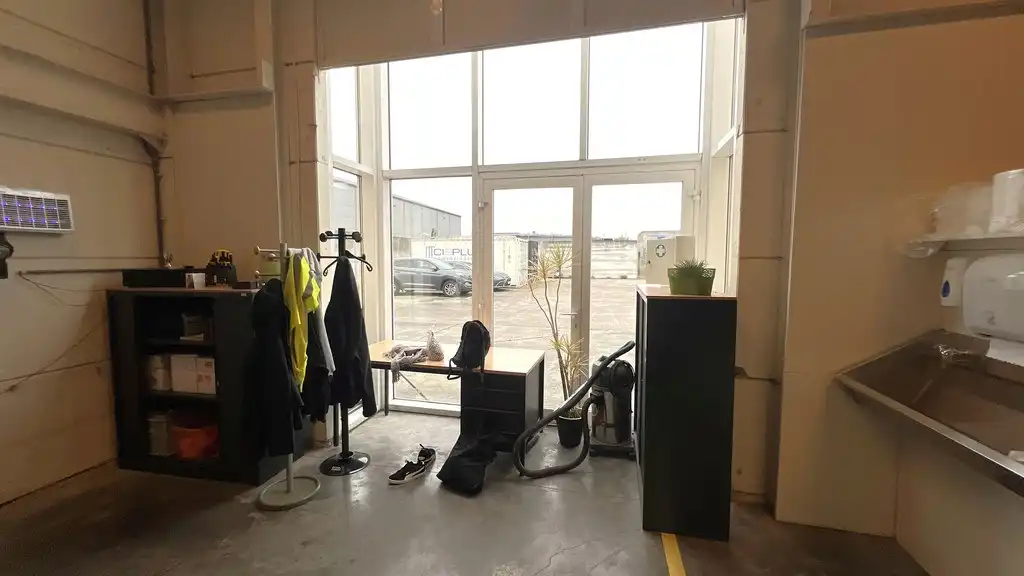 Magazijn met sociale ruimtes te huur in Industriepark-Drongen foto 12