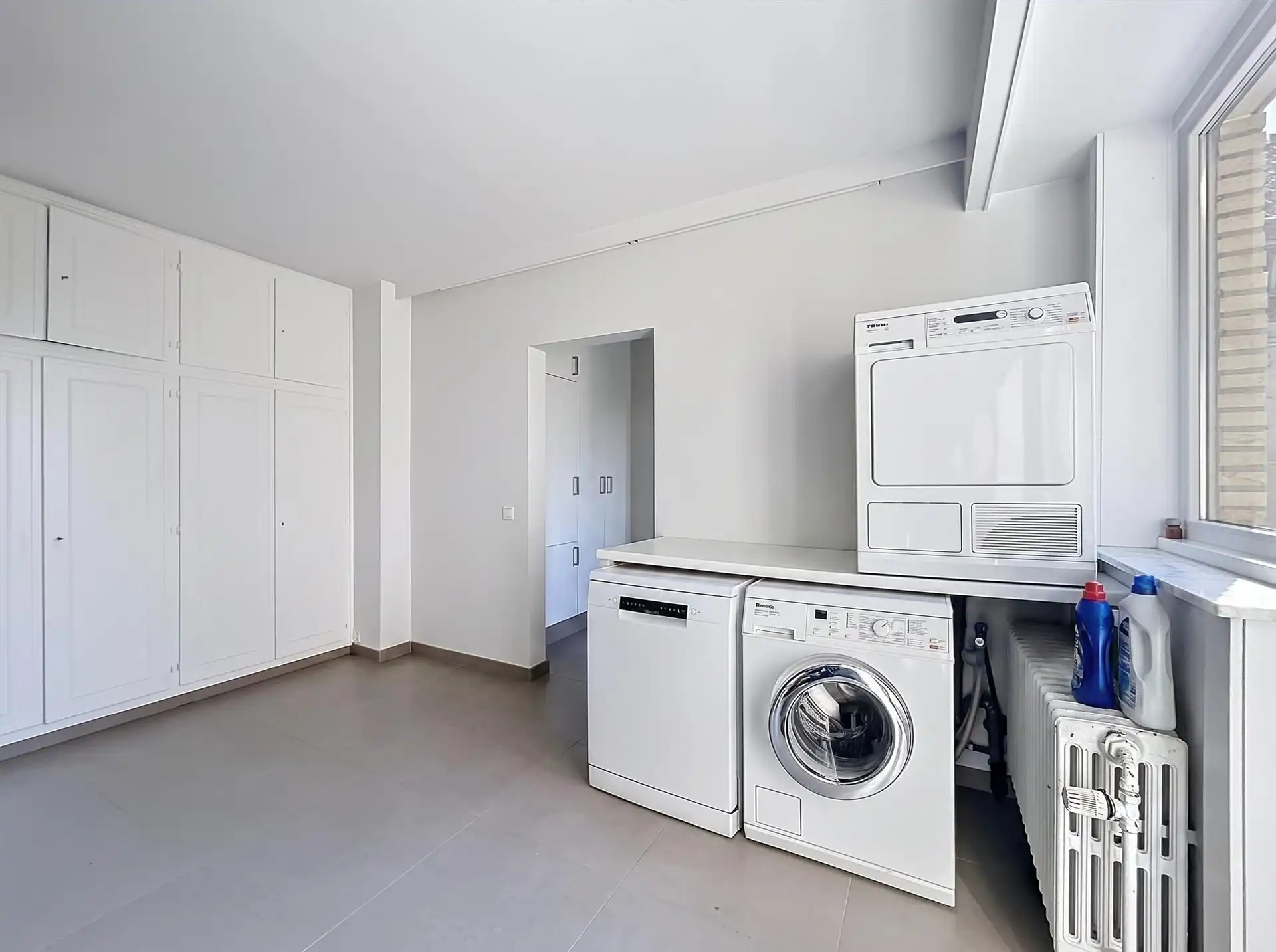 Instapklare ruime woning met 3 slaapkamers met handelsruimte.   foto 7