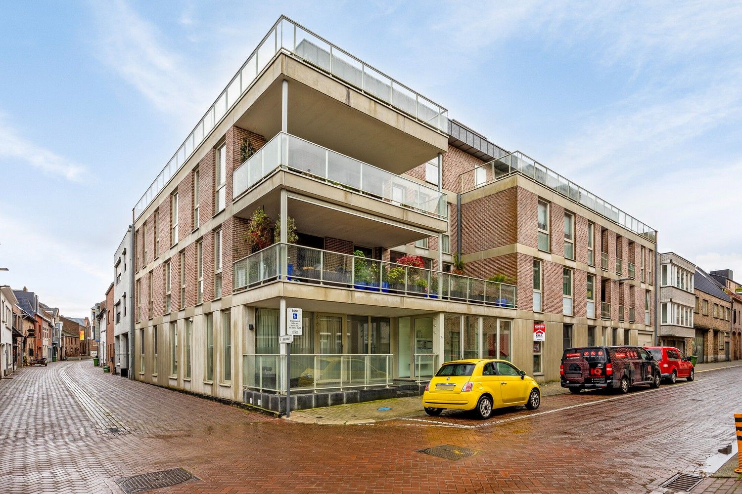 Ruim en luxueus appartement met 3 slaapkamers, groot terras en 2 ondergrondse parkings foto 1