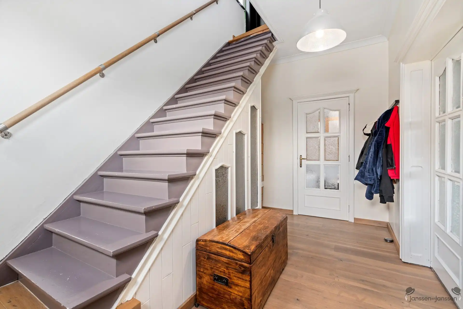 Karaktervolle, volledig gerenoveerde woning met ruime tuin en uitzicht op paardenweide foto 10
