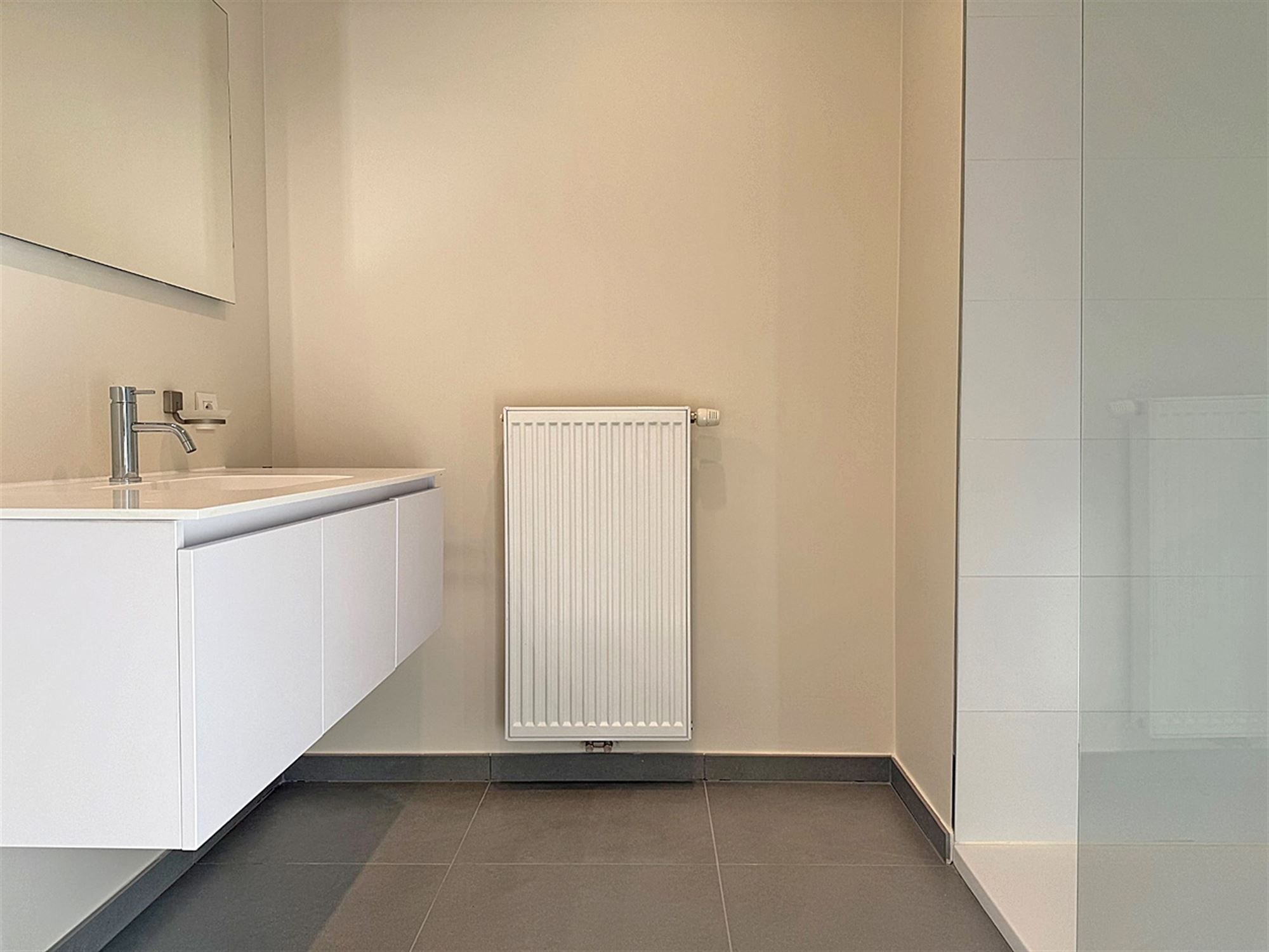 INSTAPKLAAR gelijkvloers APPARTEMENT met 1 slaapkamer, garage, buitenstaanplaats en terras foto 9