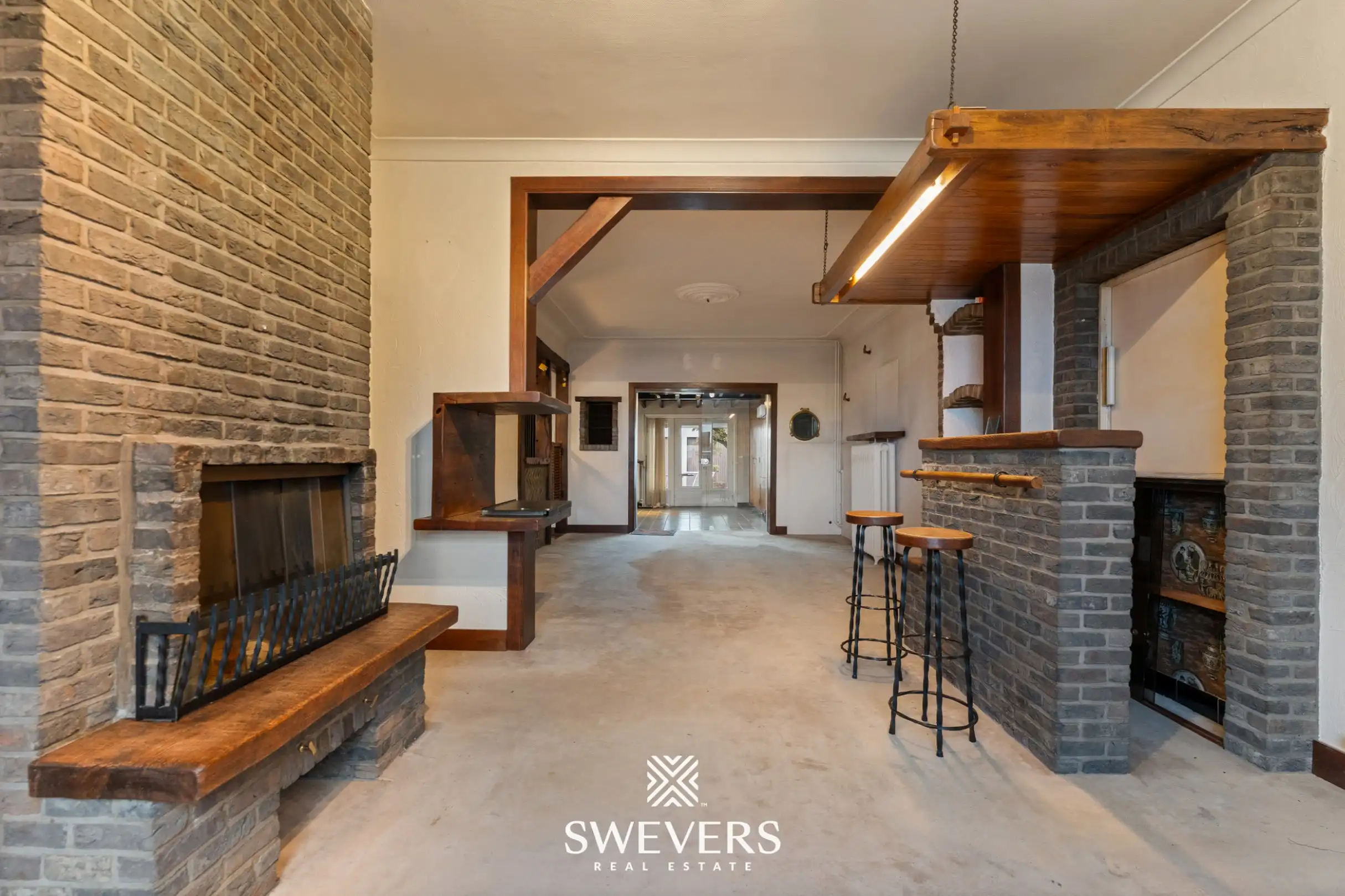 Ruime gezinswoning met multifunctionele loods op commerciële toplocatie foto 3