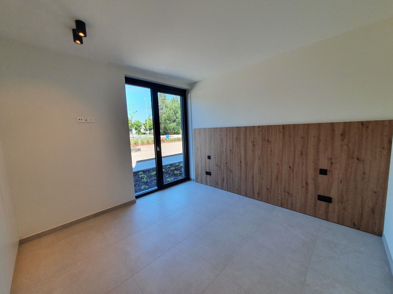 Luxueus nieuwbouwapp met 2 ruime slks, een prachtige terras met een tuintje, staanplaats en berging. foto 10