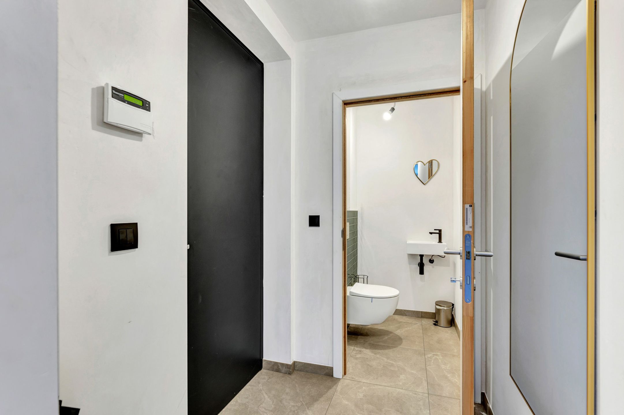 Unieke instapklare (kangoeroe)woning met praktijkruimte foto 3