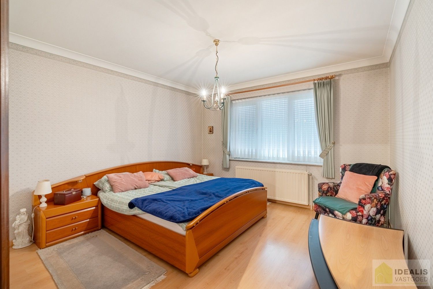 IDEALIS VASTGOED – ZEER RUIM HOEKAPPARTEMENT (110M²) MET LICHTRIJKE LEEFRUIMTE, VOLLEDIG UITGERUSTE KEUKEN, MAAR LIEFST 3 SLAAPKAMERS, BERGING, LIFT EN GARAGEBOX OP EEN UITERST GUNSTIGE LOCATIE MIDDEN IN HET CENTRUM VAN PELT. ZEER GESCHIKT VOOR KANDIDATEN OP ZOEK NAAR EEN INSTAPKLAAR APPARTEMENT! foto 17