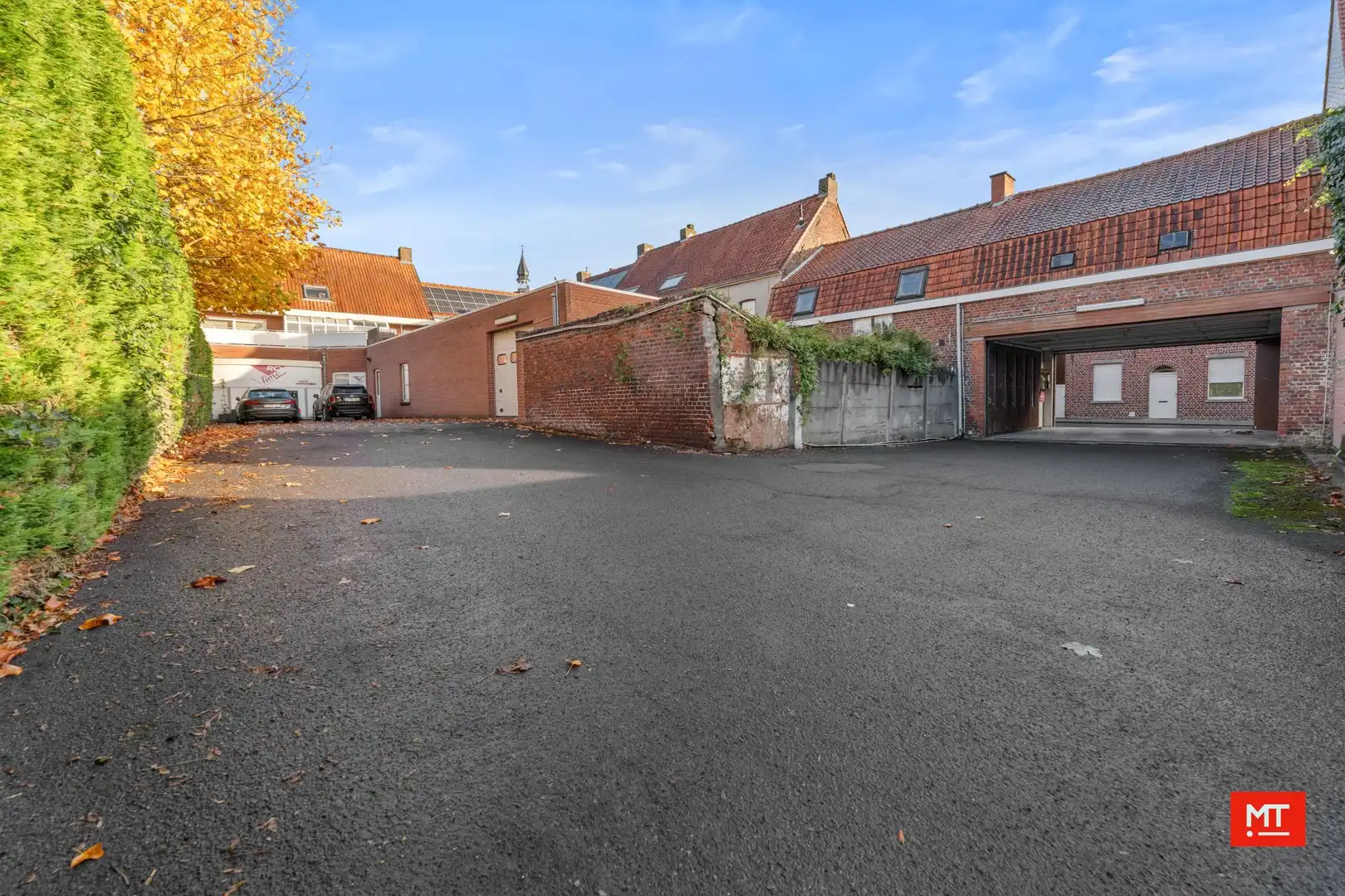 Bijzonder ruim gebouw met tal van mogelijkheden en uitweg, te koop in de dorpskern van Dadizele foto 3