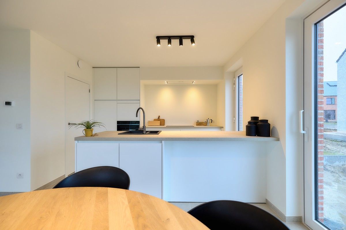 Afgewerkte halfopen nieuwbouwwoning te Roeselare foto 3