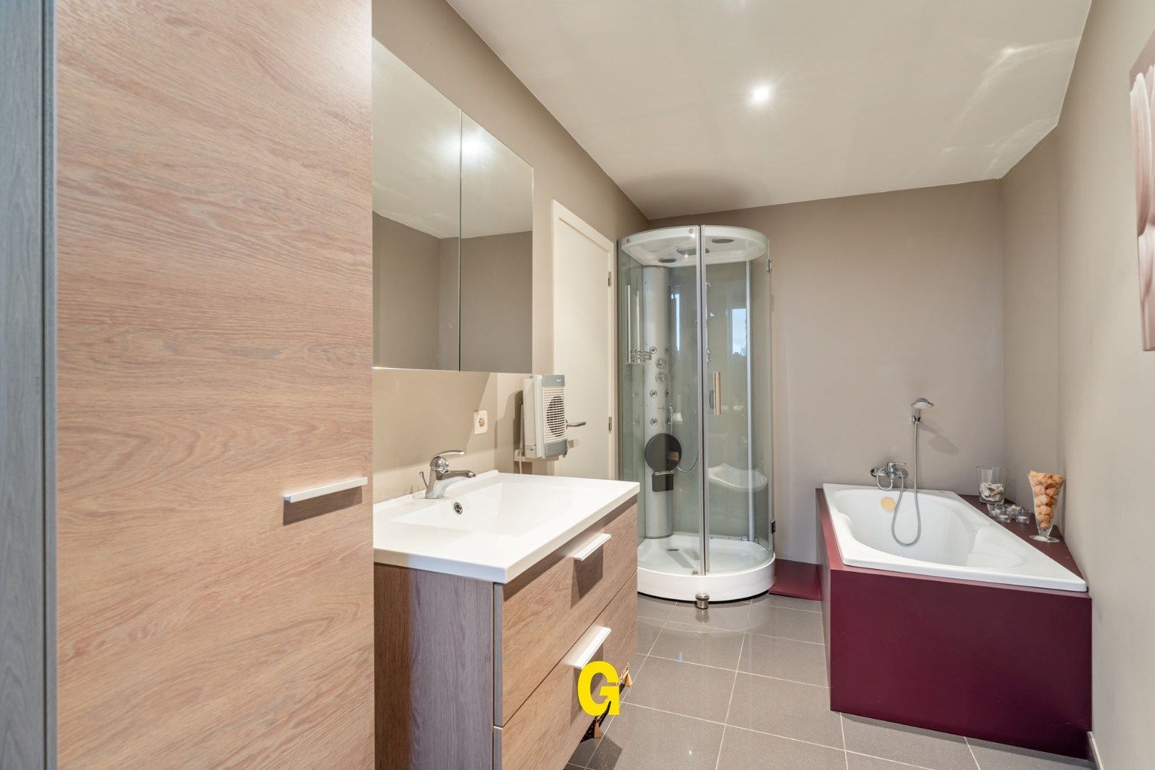 Degelijke instapklare rijwoning met drie slaapkamers, inpandige garage en tuin met terras vlakbij het centrum van Bilzen foto 25