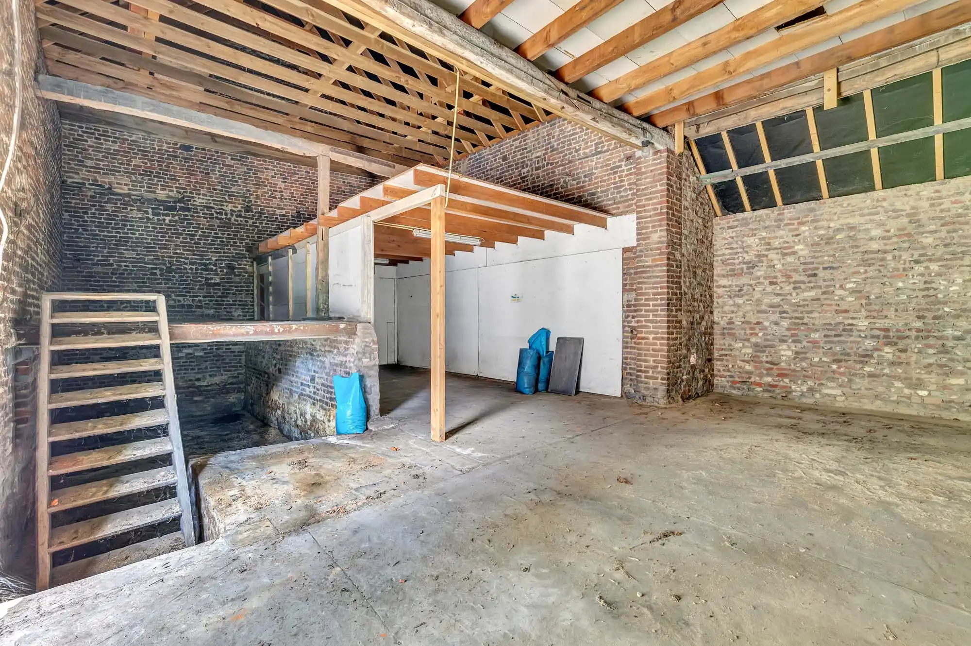 Charmante, te renoveren boerderij met opslagplaats foto 28