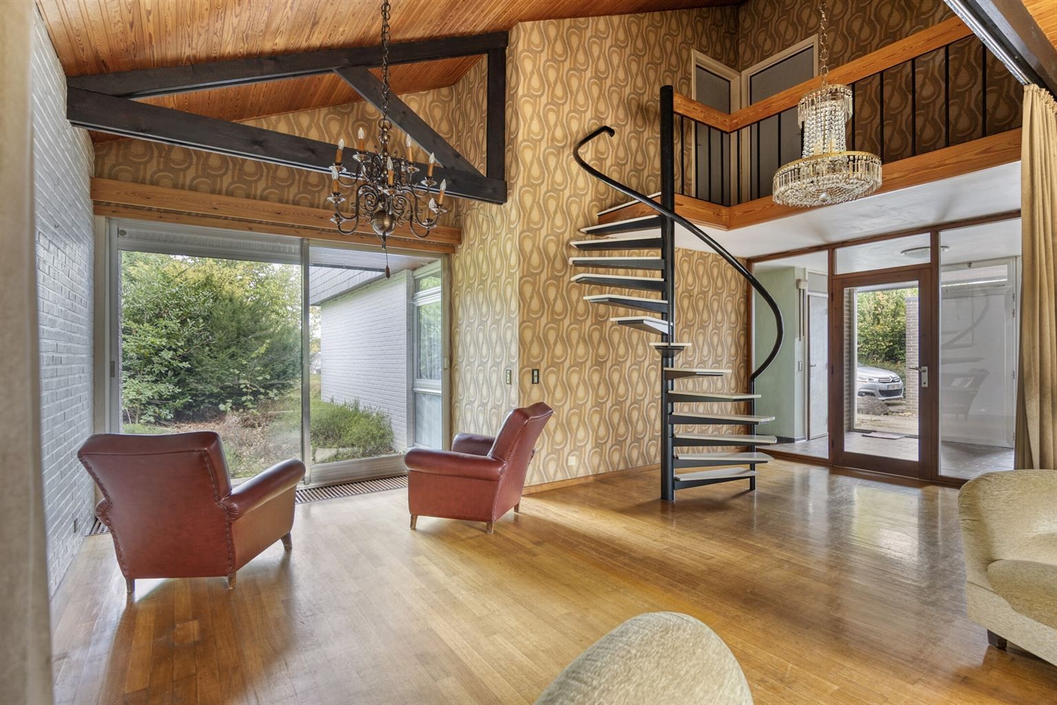 Vrijstaande woning in 70s stijl op een uniek perceel van 15a93ca met 5 slaapkamers, inpandige garage en riante tuin, gelegen op een rustige toplocatie nabij het centrum van Maaseik. foto 9
