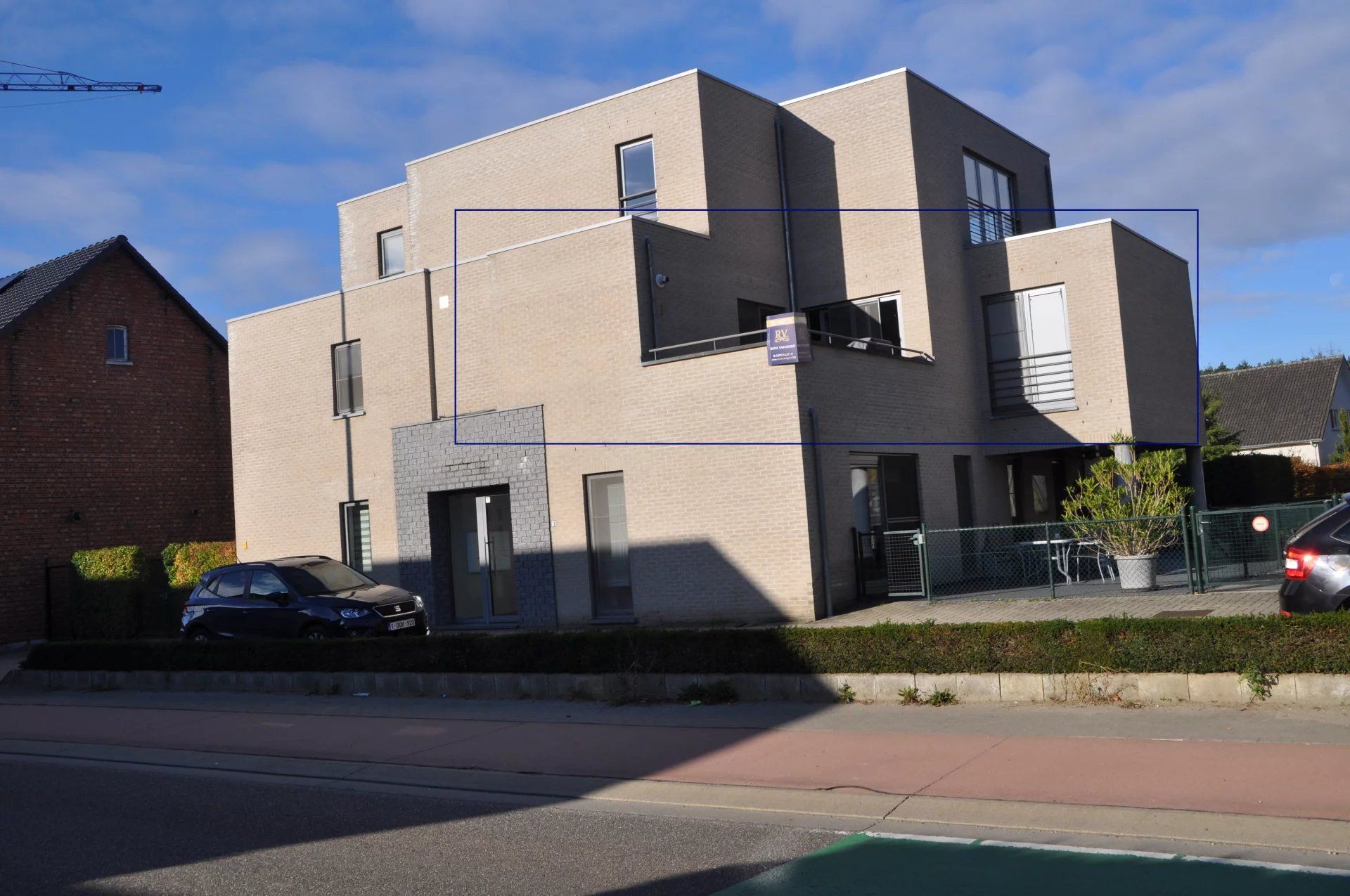 CENTRAAL GELEGEN LICHTRIJK APPARTEMENT VAN 104m² MET 2 SLPK'S foto {{pictureIndex}}