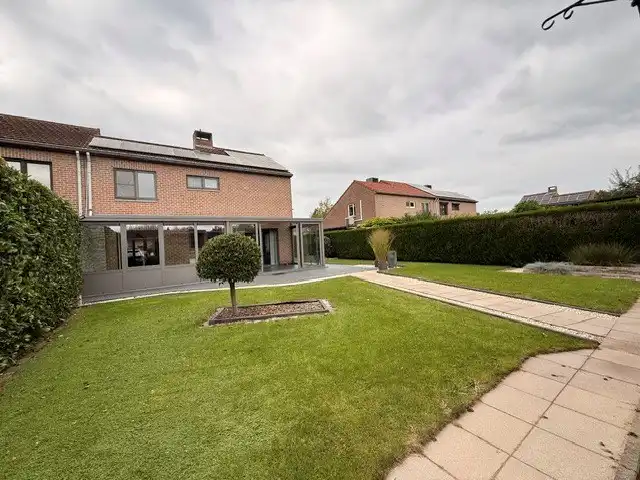 Halfopen woning met 3 slaapkamers, inpandige garage en mooie tuin in Kleine Brogel. foto 32