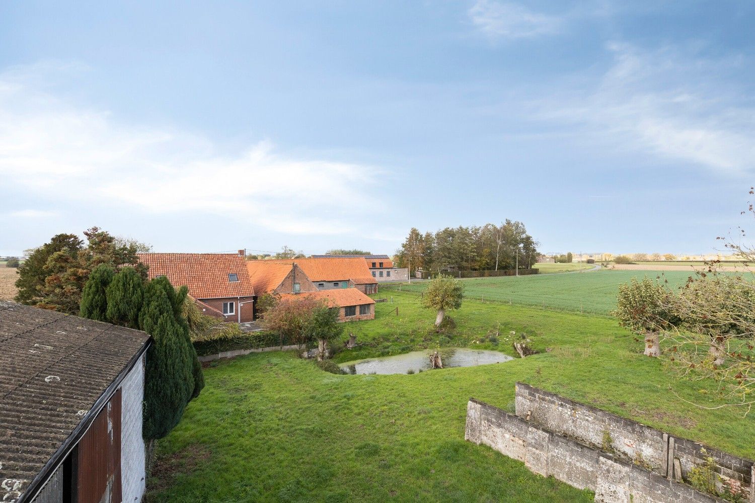 Beveren aan de IJzer: Charmant en historisch hoevetje met woonhuis, diverse stallingen, loods en weide op 3.967m² totale grondopp. foto 27