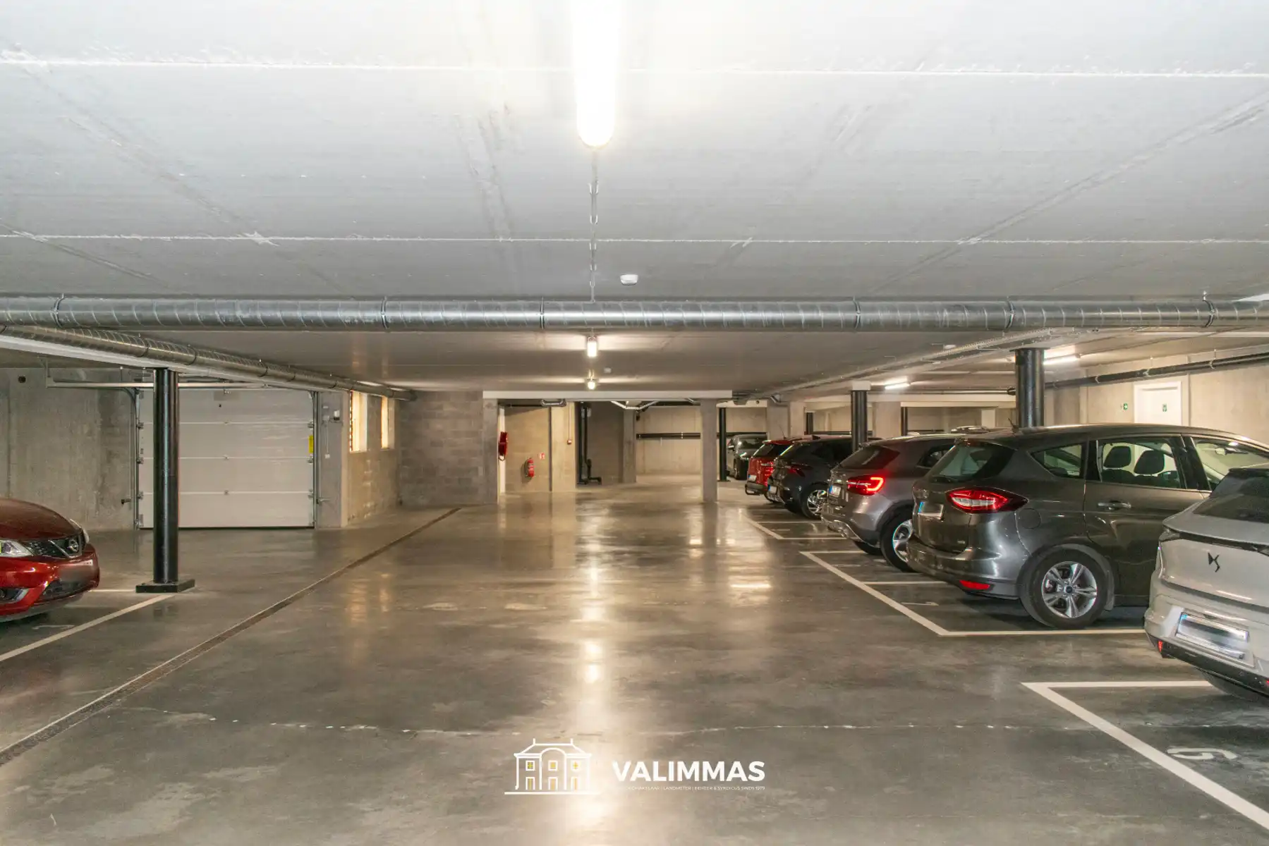 Commercieel gelijkvloers met grote kelder en 4 parkings... foto 7