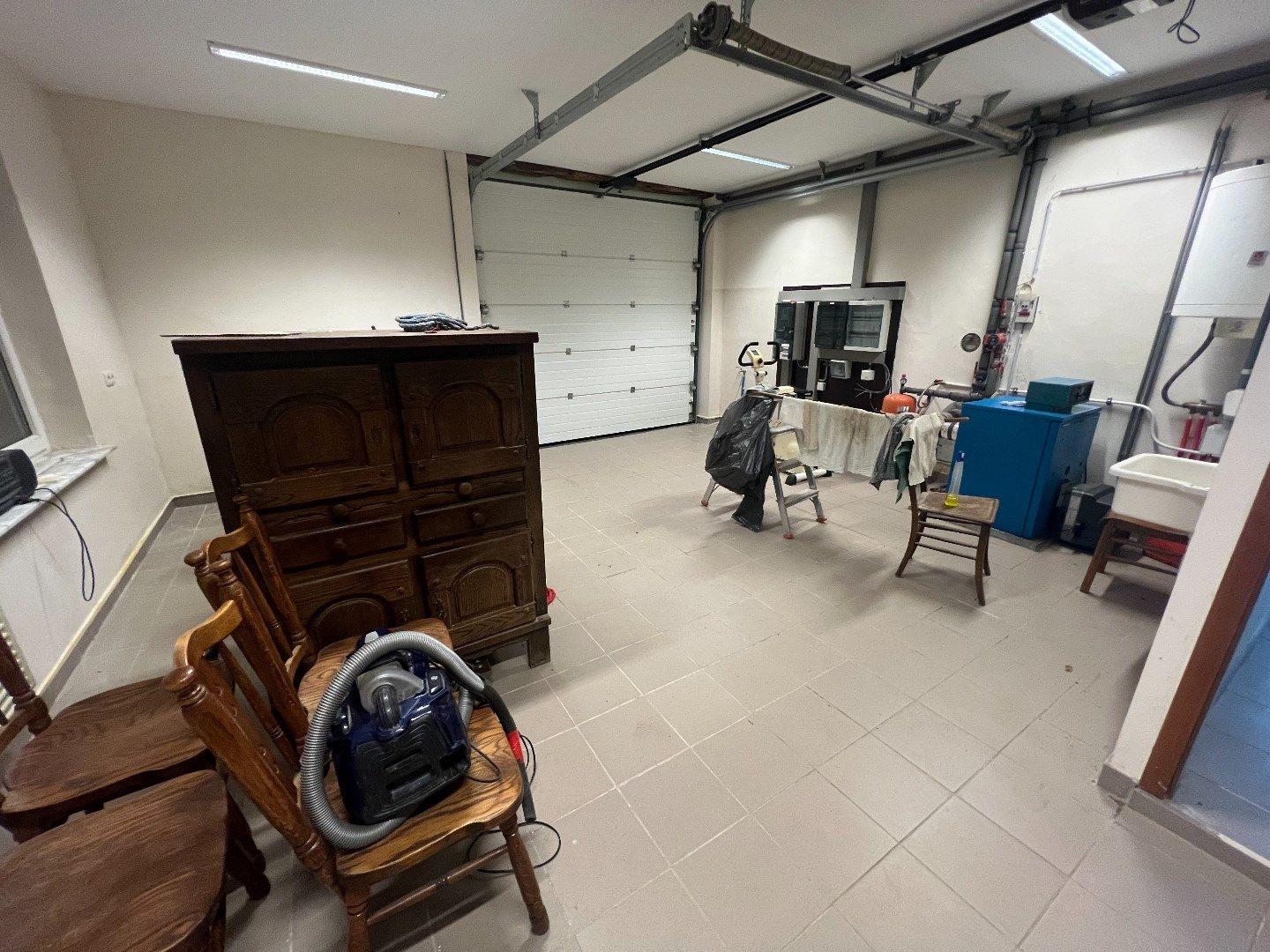 Opgefriste, ruime woning met 4 slpks, garage, carport, terras en tuin foto 15