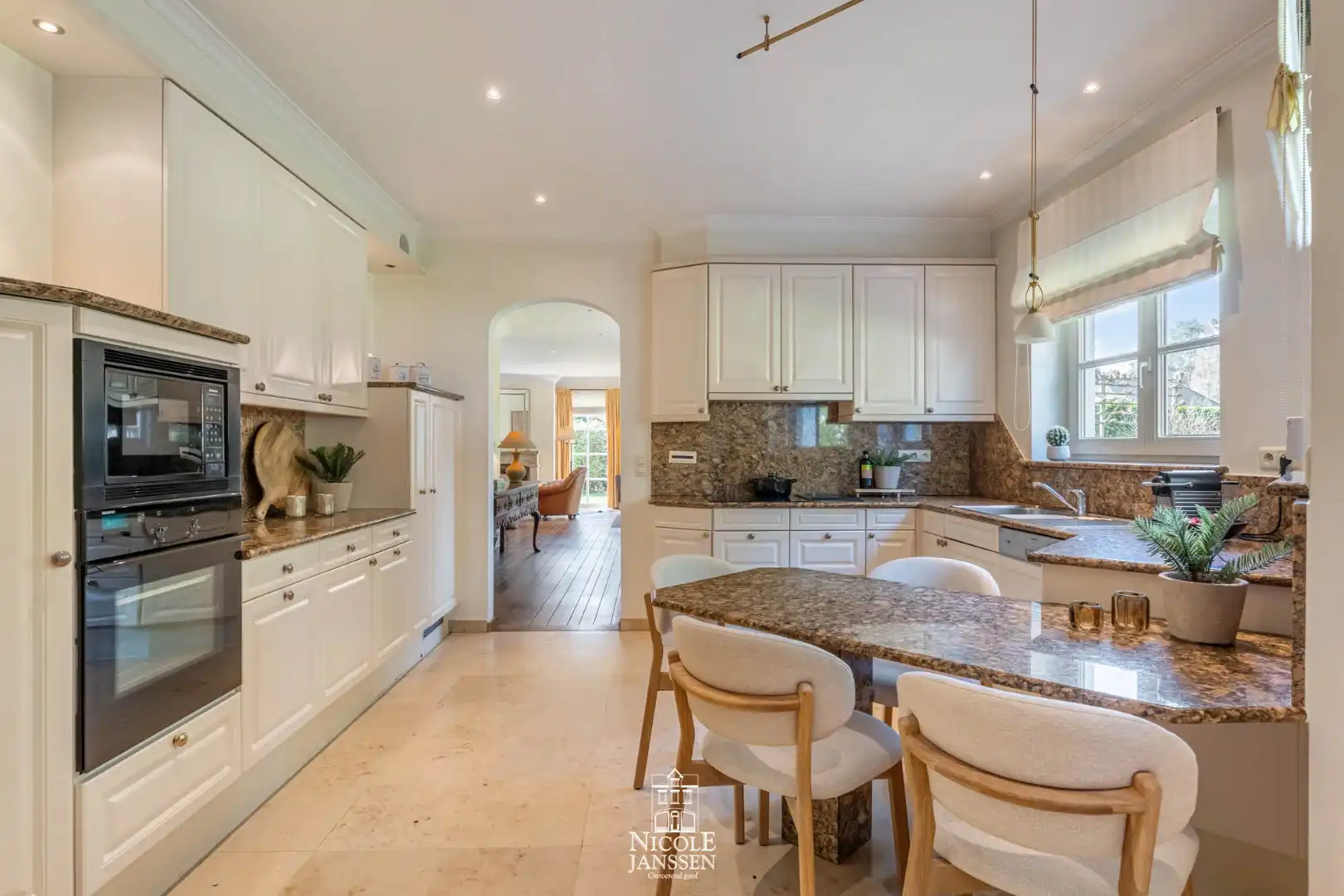 Ruim ingedeelde villa foto 8