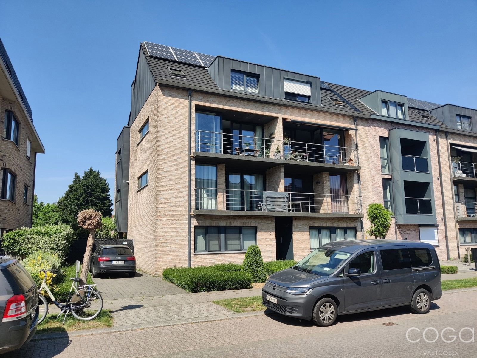 Centraal gelegen appartement met 4 slaapkamers en dakterras. foto {{pictureIndex}}