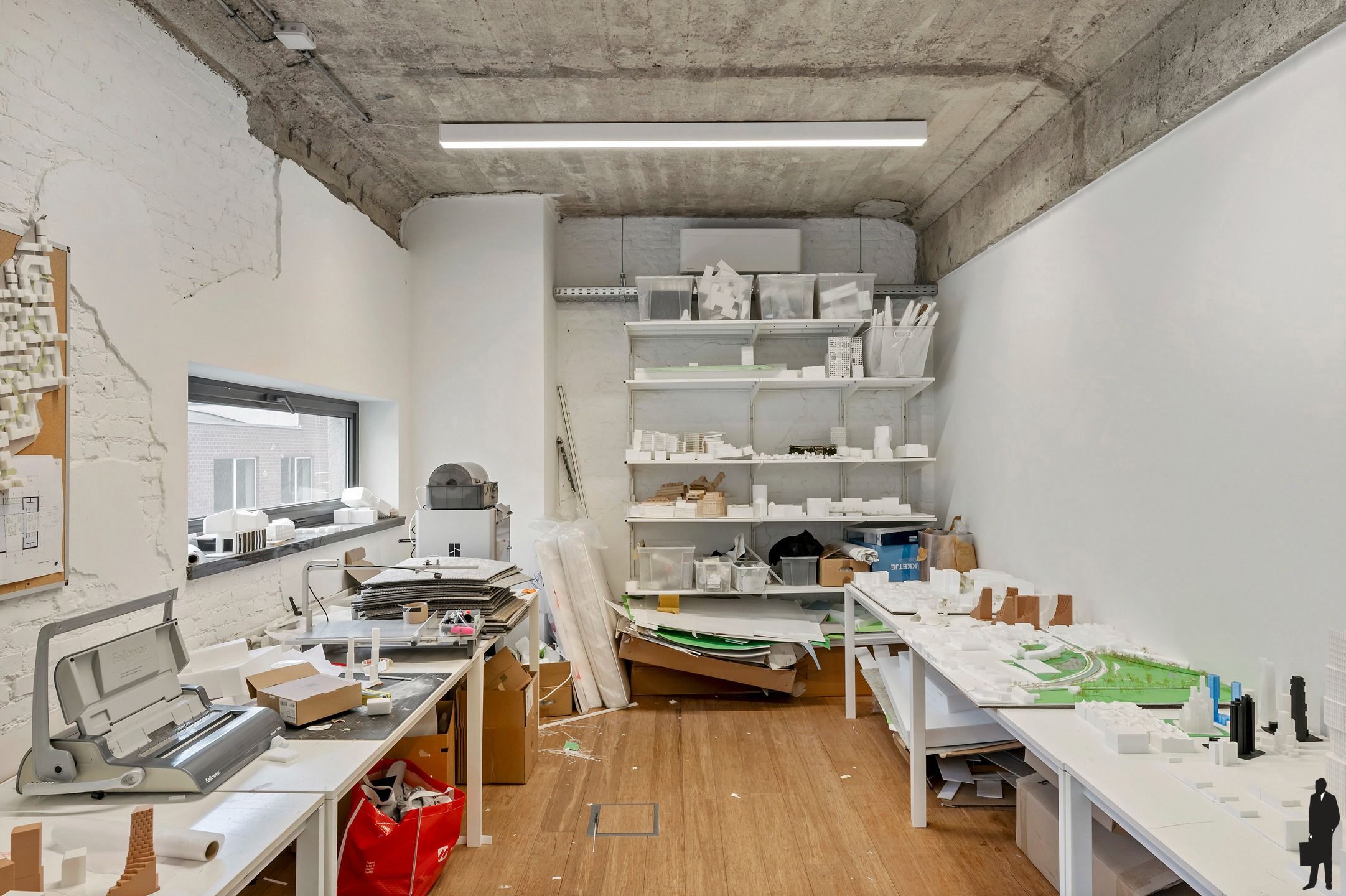 Lichtovergoten industriële loft met open structuur en ruwe materialen foto 9