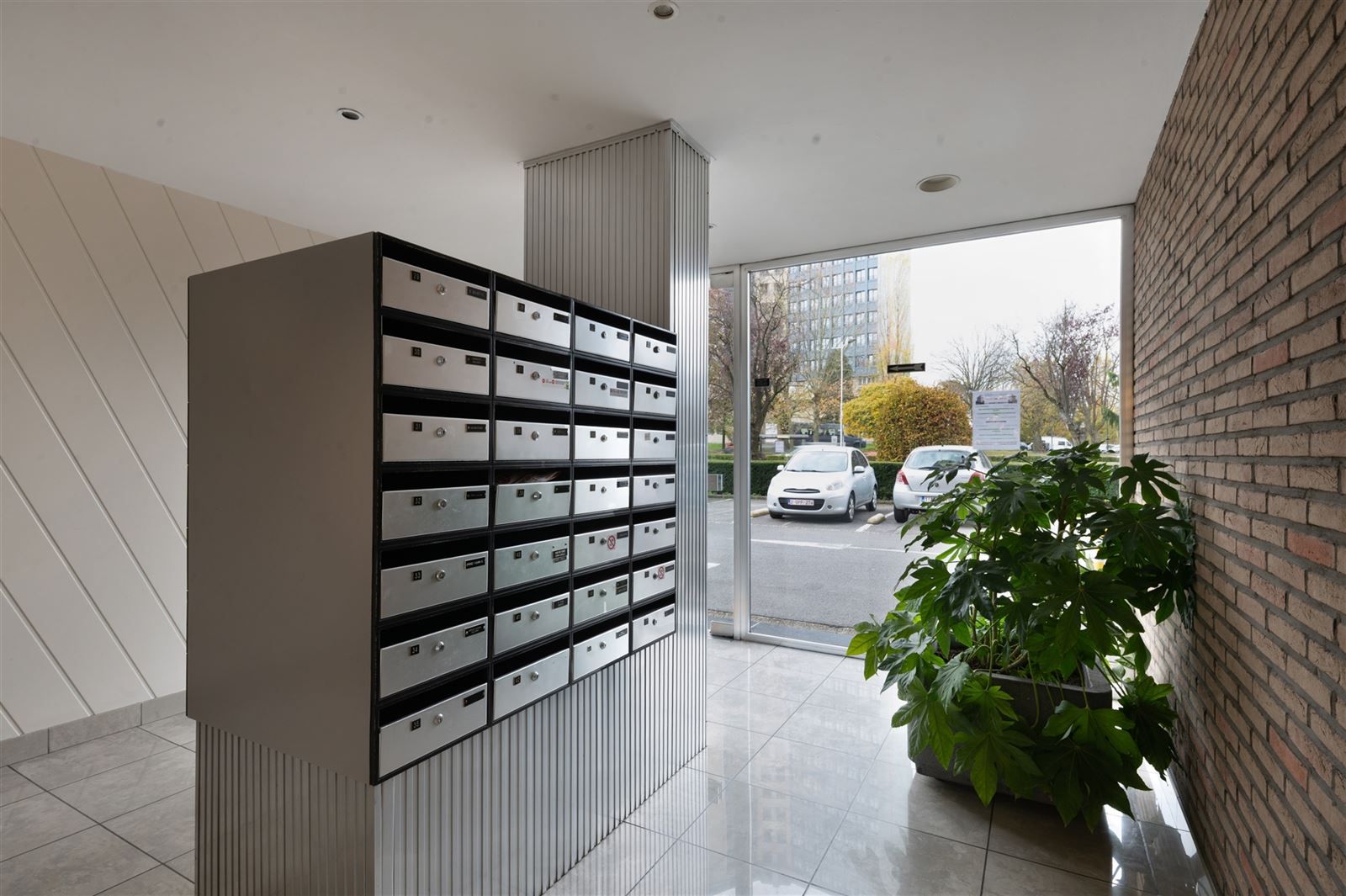 Lichtrijk 3-gevel appartement met terras foto 8