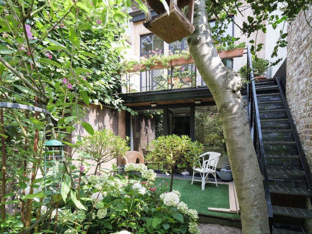 Karaktervolle burgerwoning met drie slaapkamers en een aangename, groene tuin op een uitstekende locatie in Gent. foto {{pictureIndex}}