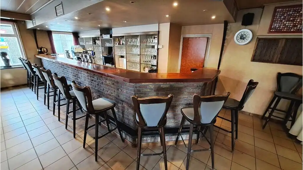 Horecapand met gelagzalen en woonst te koop in Aartrijke Zedelgem foto 4