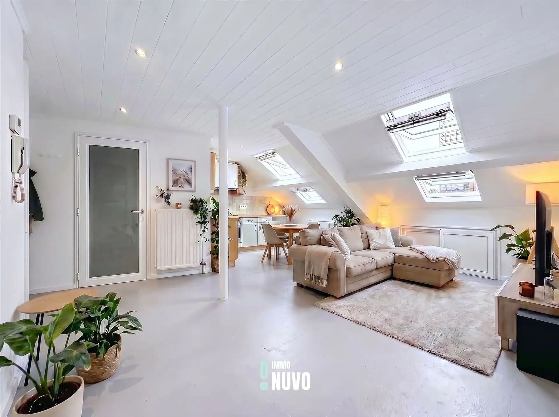 Studio met slaapkamer naast OLV - GEEN gem. kosten foto {{pictureIndex}}