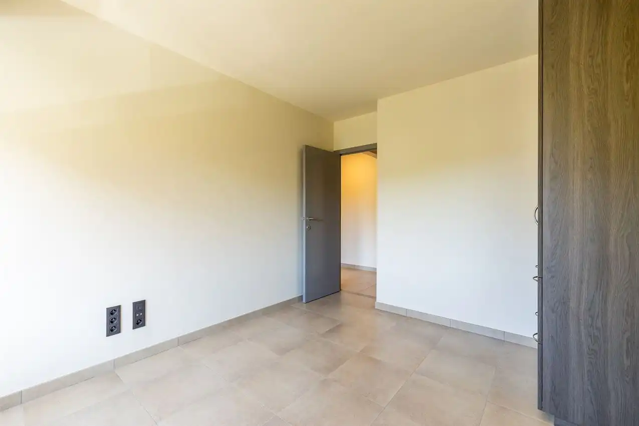 Vernieuwd app, twee slaapkamers, terras en garage foto 20