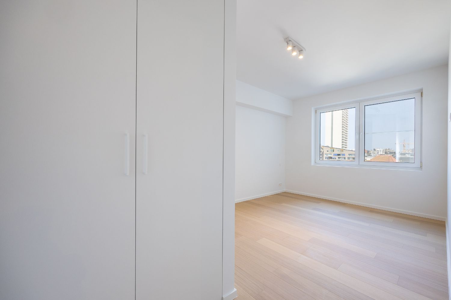 Ruim, gerenoveerd drie slaapkamer appartement in hartje Oostende foto 22