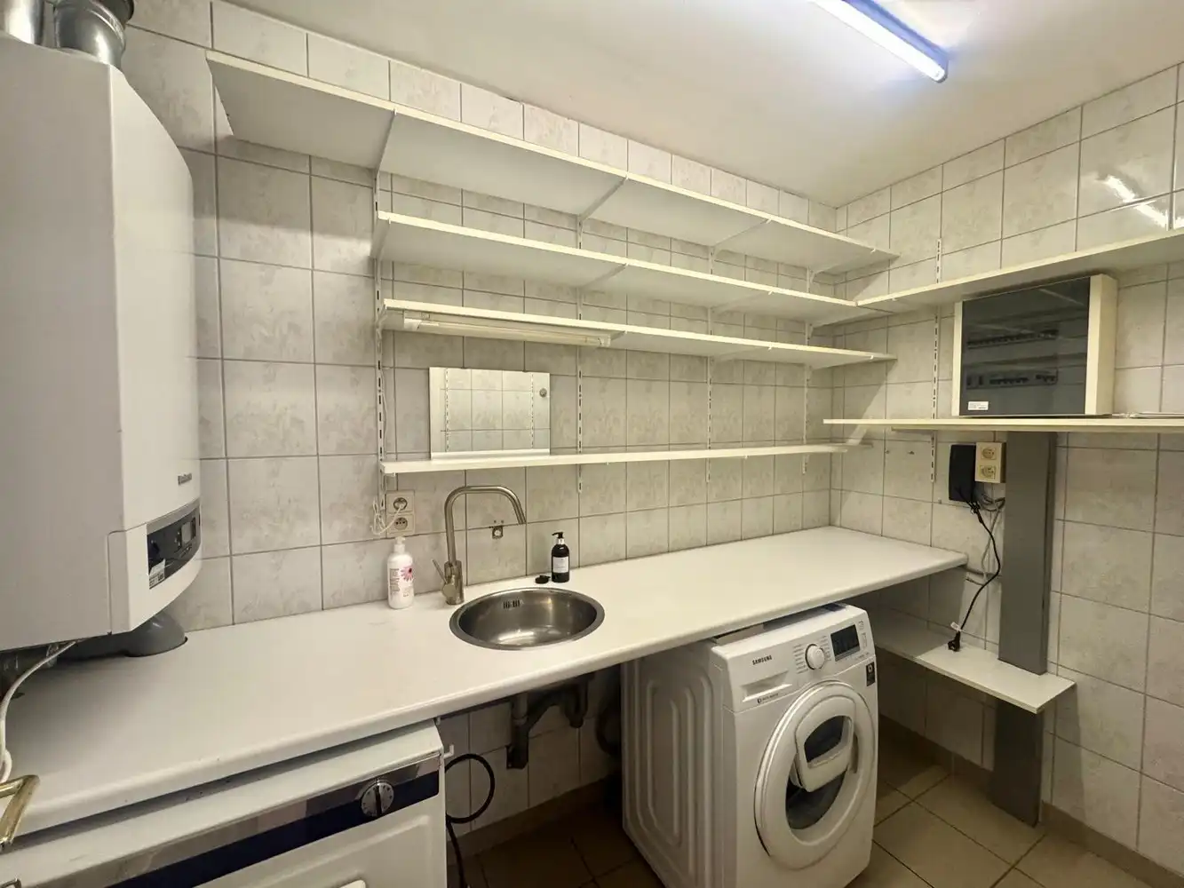 INSTAPKLAAR GELIJKVLOERS APPARTEMENT (H.O.B) foto 5